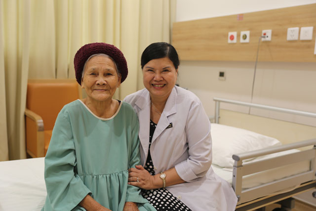 Cụ H.T.Q sớm hồi phục sau ca phẫu thuật tại Bệnh viện Đa khoa Quốc tế Vinmec Nha Trang. Bác sỹ Bùi Thị Thúy Phi là người thực hiện ca phẫu thuật cho cụ