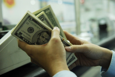  Hôm nay (10/10), ngân hàng Nhà nước bất ngờ giảm giá mua vào USD, dù mức giảm không lớn (5 VND/1 USD) nhưng là tín hiệu cho thấy nhà điều hành đang tạo cung giá thấp hơn trần để bình ổn khi thị trường có biến động lớn.