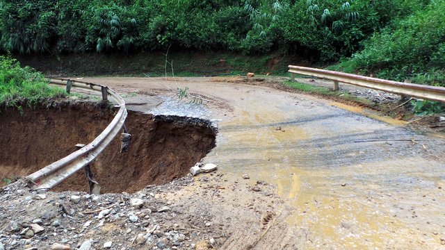Lũ lụt ở Yên Bái khiến tỉnh lộ 174 bị sạt lở, huyện Trạm Tấu bị cô lập. Ảnh Dân Trí