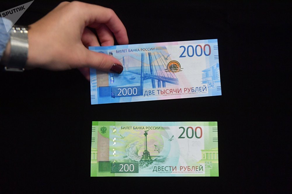 Hai tờ tiền mới vừa được nước Nga đưa vào lưu hành. Nguồn ảnh: Spunik