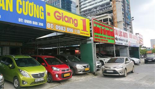 Nhiều cơ sở mua bán xe ô tô đã qua sử dụng ở phố Nguyễn Chánh, Mỹ Đình, Hà Nội. Ảnh: Phú Vinh/BNEWS/TTXVN