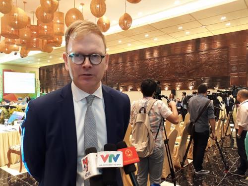 Ông Sebastian Eckardt, quyền Giám đốc Quốc gia ngân hàng Thế giới (WB) tại Việt Nam, trả lời phỏng vấn phóng viên TTXVN. Ảnh: Thùy Dương/Bnews/TTXVN