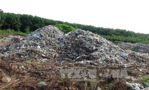Bãi rác gây ô nhiễm môi trường nghiêm trọng. Ảnh minh họa Đậu Tất Thành – TTXVN 