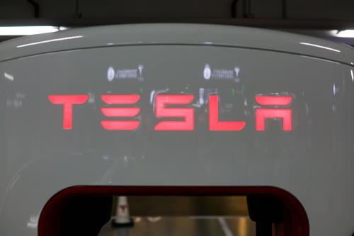 Tesla xây dựng nhà máy sản xuất xe điện ở Trung Quốc. Ảnh: AFP
