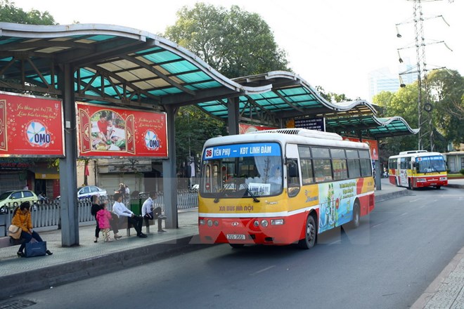 Xe buýt vận chuyển khách tại điểm trung chuyển Long Biên, Hà Nội. (Ảnh minh họa: Huy Hùng/TTXVN)
