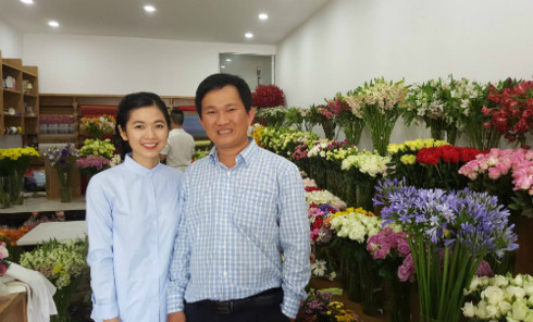 Anh Thái Dương cùng cộng sự tại một góc cửa hàng hoa.