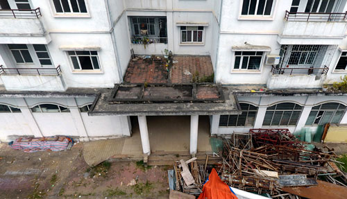  Tòa nhà tái định cư thuộc Khu đô thị mới Sài Đồng (quận Long Biên) xây dựng cách đây hơn 10 năm vẫn bị bỏ hoang. Ảnh: Hiếu Trang