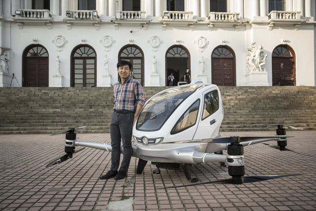 CEO Hu Huazhi bên cạnh drone EHang 184