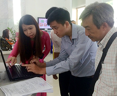 Người dân làm thủ tục cấp phép xây dựng tại UBND quận 1. Ảnh: Tuyết Nguyễn.