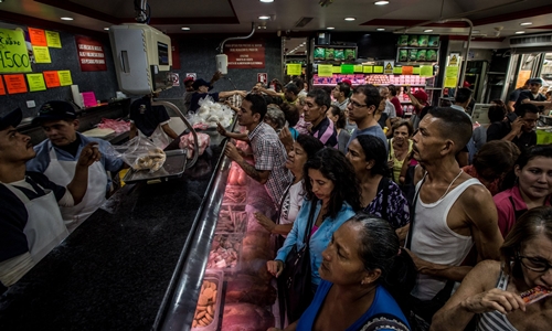  Người dân Venezuela thường xuyên phải xếp hàng mua thực phẩm. Ảnh: NYT