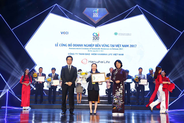Bà Nguyễn Nhã Ngọc Trâm Anh, Phó Tổng Giám Đốc Điều Hành Hanwha Life Việt Nam, nhận giải thưởng Top 10 doanh nghiệp Phát triển Bền vững năm 2017