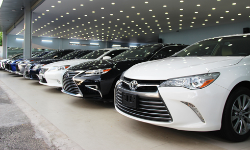  Toyota Camry lướt nhập Mỹ và một số mẫu xe sang Lexus tại một showroom ở Quận 5, TP HCM