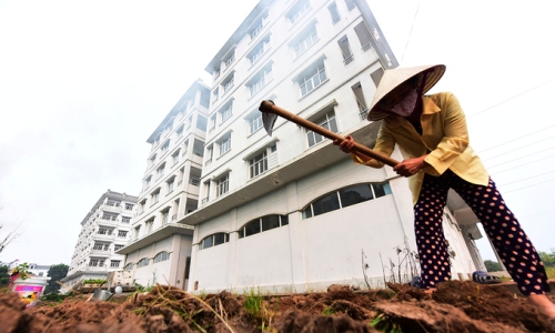  Ba tòa nhà tái định cư tại Hà Nội gần đây được đề xuất phá bỏ do không có ai đến ở. Ảnh: Giang Huy