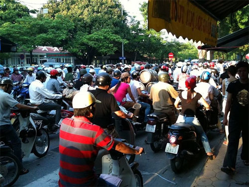  Tham gia giao thông ở Việt Nam là một trong những trải nghiệm khó quên với nhiều du khách. Ảnh: Wikimedia.