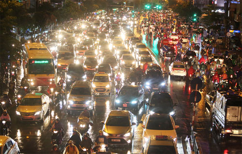  Riêng tại Hà Nội, số lượng phương tiện tăng khiến xung đột giao thông lẫn ô nhiễm không khí đều tăng. Ảnh: Ngọc Thành.