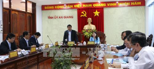Bộ trưởng Bộ Kế hoạch và Đầu tư Nguyễn Chí Dũng cùng đoàn công tác đã có buổi làm việc với tỉnh An Giang. Ảnh: Công Mạo/TTXVN