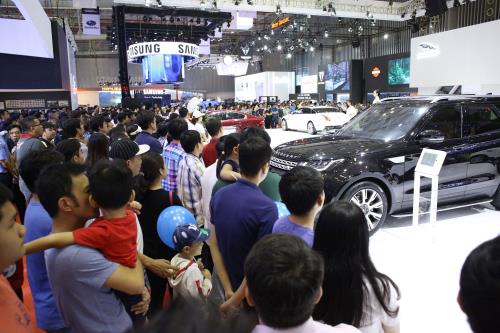 Nhiều người tiêu dùng quan tâm đến các mẫu xe ô tô mới tại triển lãm quốc tế ô tô Việt Nam 2017. Ảnh: VIMS 