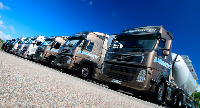Volvo FH16 750 vượt qua thử thách kéo container nặng 750 tấn