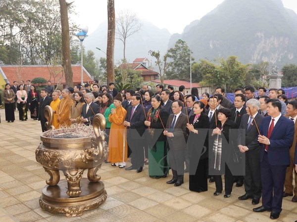 Phó Chủ tịch thường trực Quốc hội Tòng Thị Phóng và đoàn công tác dâng hương tại Nhà tưởng niệm Bác Hồ huyện Thuận Châu, tỉnh Sơn La. (Ảnh: Phương Hoa/TTXVN)