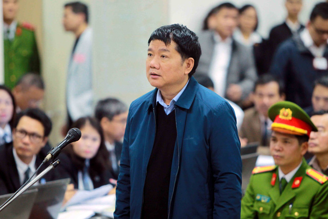   Bị cáo Đinh La Thăng, nguyên Chủ tịch Hội đồng thành viên PVN trả lời Hội đồng xét xử tại phần kiểm tra căn cước. Ảnh: An Đăng - TTXVN