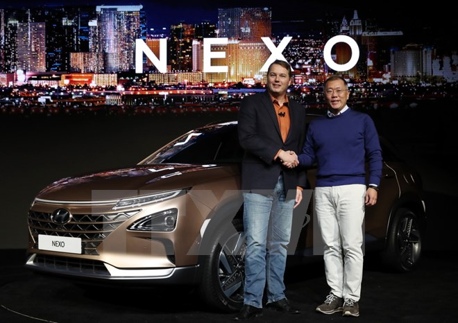 Phó Chủ tịch Hyundai Chung Eui-sun (phải) và Giám đốc Dự án xe hơi tự lái Aurora Chris Urmson giới thiệu mẫu xe điện Nexo sử dụng pin nhiên liệu hydro thế hệ thứ 2 tại triển lãm CES ở Las Vegas, Mỹ ngày 8/1. (Nguồn: Yonhap/TTXVN)