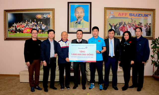 Ông Nguyễn Đình Vinh trao tặng 1 tỷ đồng cho Đội tuyển bóng đá nam U23 Việt Nam