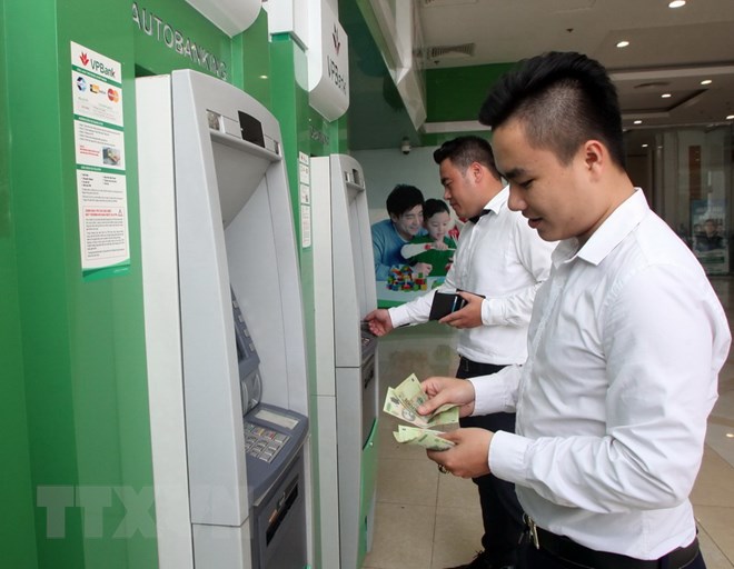 Khách hàng giao dịch tại điểm thanh toán thẻ ATM ngân hàng VPBank. (Ảnh: Trần Việt/TTXVN)