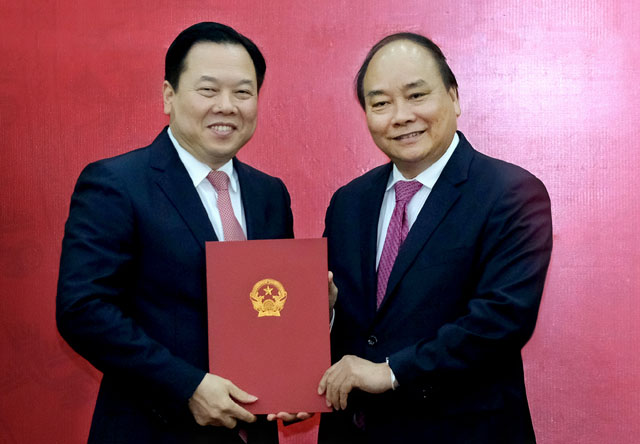 Thủ tướng Nguyễn Xuân Phúc trao quyết định bổ nhiệm cho ông Nguyễn Hoàng Anh. Ảnh: VGP/Quang Hiếu 