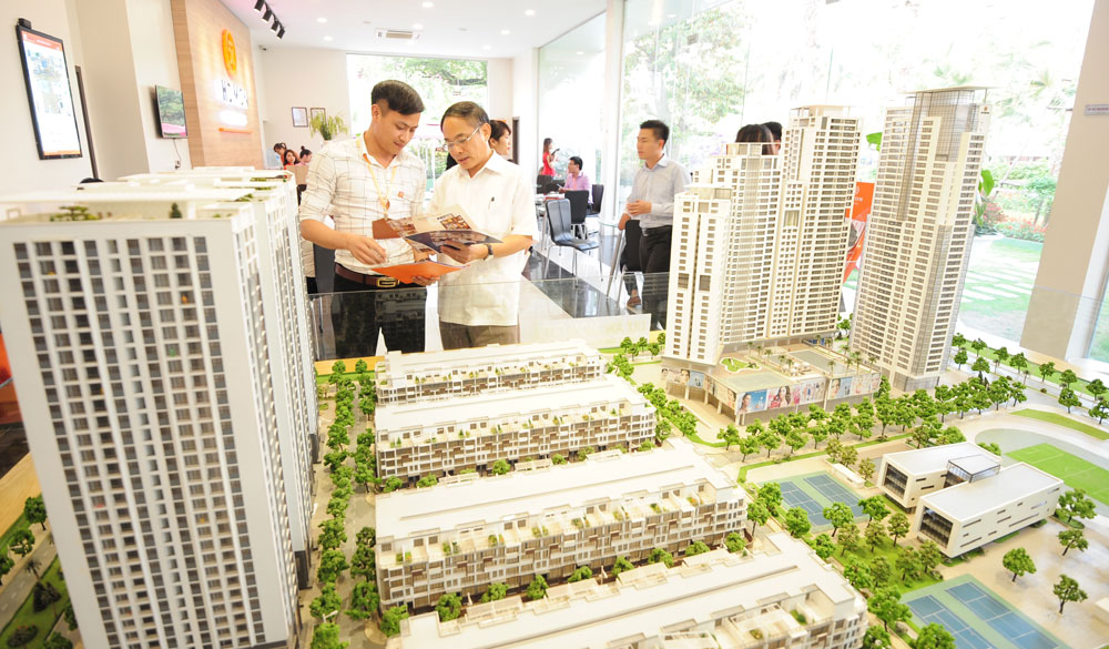  Khách hàng tham khảo thông tin mở bán một Dự án nhà ở tại Hà Nội. Ảnh: Chiến Công