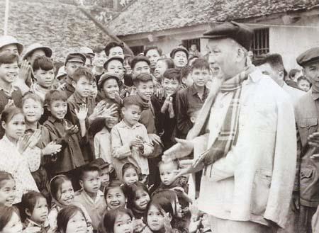 Bác Hồ nói chuyện với các cháu thiếu nhi trong dịp Người về thăm và chúc Tết đồng bào tỉnh Hà Bắc (Xuân Đinh Mùi, 9/2/1967). Ảnh: Tư liệu TTXVN