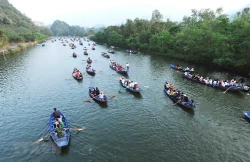 Suối Yến tấp nập đò đưa du khách về với lễ hội Chùa Hương. Nguồn: Minh Đức/TTXVN