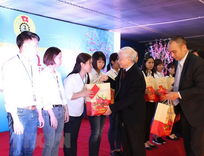 Tổng Bí thư Nguyễn Phú Trọng tặng quà Tết cho công nhân tiêu biểu của Công ty cổ phần may Hưng Long II. (Ảnh: Trí Dũng/TTXVN)