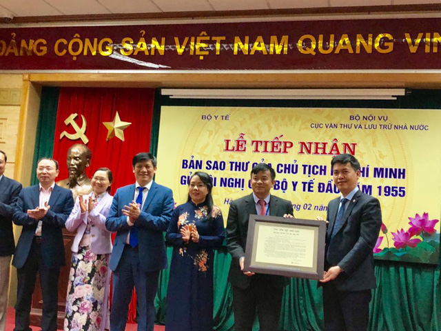 Cục Văn thư và Lưu trữ Nhà nước Bộ Nội vụ đã trao tặng Bộ Y tế bản sao thư có chữ ký của Chủ tịch Hồ Chí Minh gửi Hội nghị cán bộ y tế đầu năm 1955