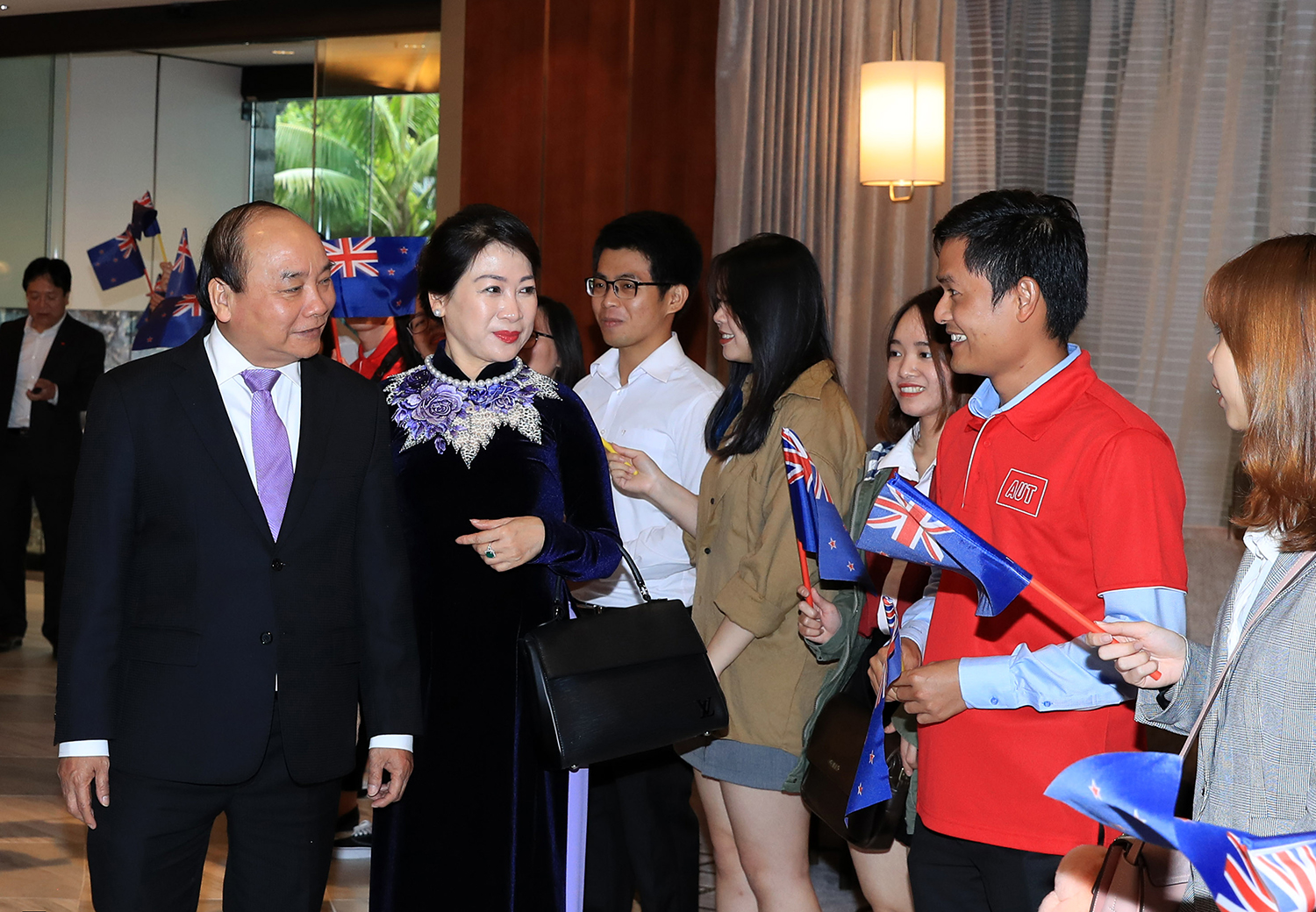 Đại diện Hội Sinh viên Việt Nam đang học tập tại New Zealand đón Thủ tướng Nguyễn Xuân Phúc và Phu nhân. Ảnh: VGP/Quang Hiếu