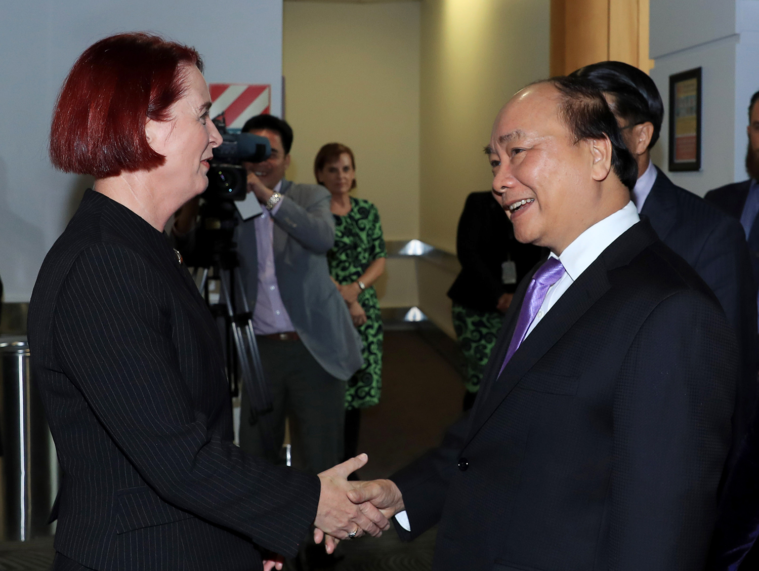 Tiến sĩ Deborah Russel, Nghị sĩ Quốc hội New Zealand đón Thủ tướng Nguyễn Xuân Phúc tại sân bay. Ảnh: VGP/Quang Hiếu