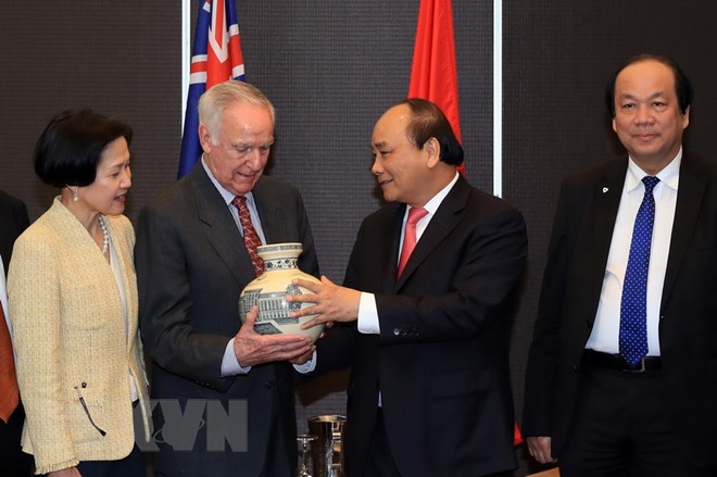 Thủ tướng Nguyễn Xuân Phúc tặng quà cho ông Pete Peterson, cựu Đại sứ Hoa Kỳ tại Việt Nam. (Ảnh: Thống Nhất/TTXVN)