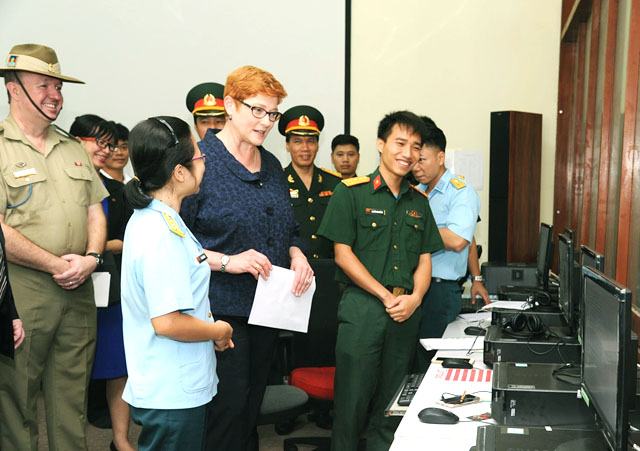 Thượng nghị sỹ, Bộ trưởng Bộ Quốc Phòng Australia, bà Marise Payne thăm phòng học tiếng Anh tại một đơn vị quân đội Việt Nam năm 2017