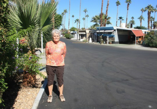  Bà Deborah Belleau, 67 tuổi, tại khu nhà di động nơi bà đang làm việc ở Palm Springs, California. Ảnh: The Atlantic
