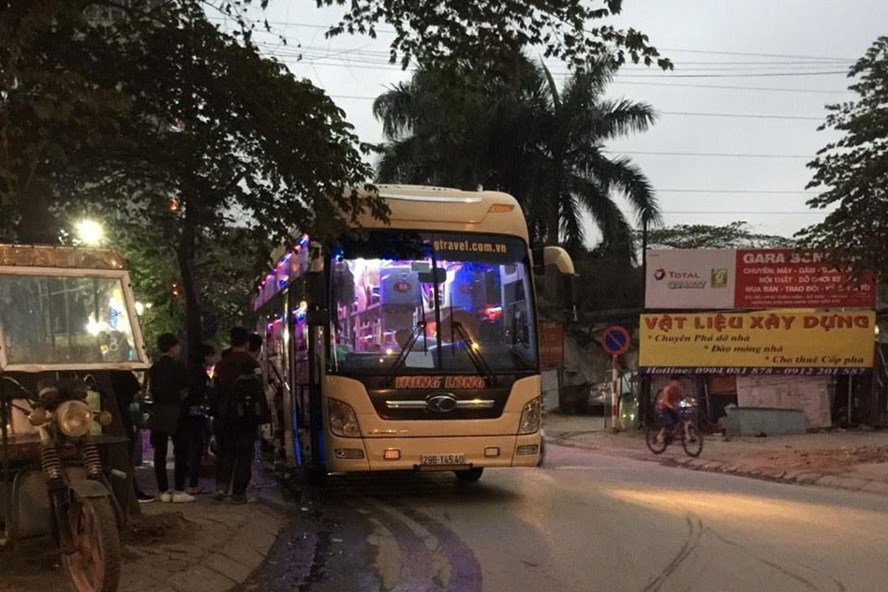Tình trạng xe khách tại Hà Nội dừng đỗ không đúng nơi quy định diễn ra khá phổ biến 