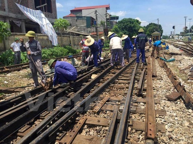 Công nhân ngành đường sắt đang tiến hành sửa chữa cụm ghi tàu hỏa. (Ảnh: Việt Hùng/Vietnam+)