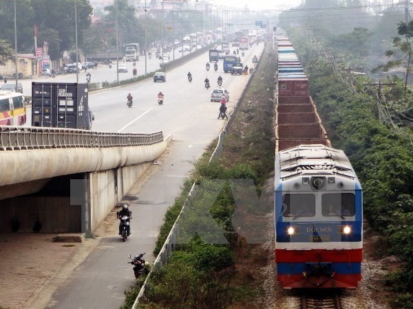 Kết cấu hạ tầng hệ thống đường sắt Việt Nam vẫn còn lạc hậu. (Ảnh: TTXVN)