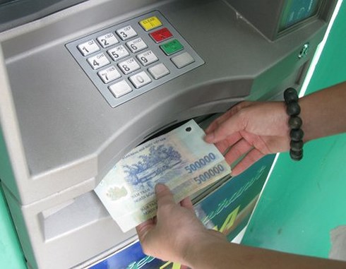ngân hàng không có máy ATM sẽ phải đóng phí 8.800 đồng/giao dịch. (Ảnh minh họa: KT)