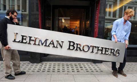 Lehman Brothers tuyên bố phá sản vào ngày 15/9/2008 sau nỗ lực bất thành về việc tìm kiếm đối tác vực đỡ ngân hàng, đánh dấu trường hợp sụp đổ lớn nhất trong cuộc khủng hoảng tín dụng toàn cầu