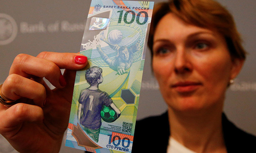  Tờ 100 rúp phiên bản World Cup tại Nga. Ảnh: Reuters