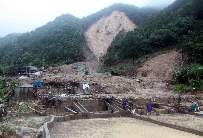 Các lực lượng chức năng của huyện Tam Đường, Lai Châu đang khẩn trương khắc phục hậu quả do mưa lũ gây ra. (Ảnh: Quý Trung/TTXVN)