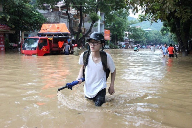 Sỹ tử Hà Giang đội mưa lũ đến dự kỳ thi Trung học phổ thông Quốc gia 2018. (Ảnh: Minh Tâm/TTXVN)