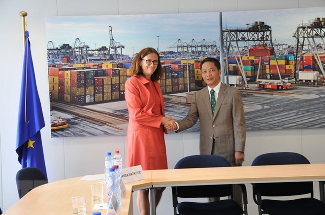 Bộ trưởng Công Thương Việt Nam Trần Tuấn Anh và Cao ủy Liên minh châu Âu (EU) phụ trách thương mại Cecilia Malmström. (Ảnh: Kim Chung/TTXVN)