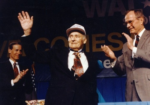  Sam Walton (giữa), người sáng lập và phát triển đế chế siêu thị Walmart. Ảnh: Walmart.
