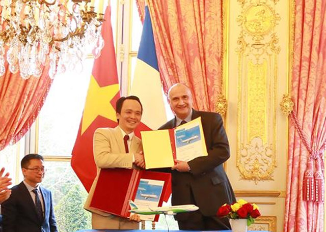  Chủ tịch Tập đoàn FLC Trịnh Văn Quyết (trái) và Phó Chủ tịch Airbus phụ trách thương mại Eric Schulz (phải) ký kết hợp đồng thoả thuận mua 24 máy bay A321NEO cho Bamboo Airways vào tháng 3/2018 tại Pháp