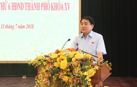Chủ tịch TP Nguyễn Đức Chung trả lời kiến nghị của cử tri. Ảnh: Thùy Linh